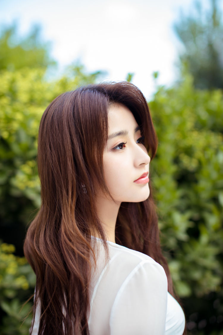 金子涵solo出道吧穿蓝色衬衫配短裤清爽甜美似韩剧女一号