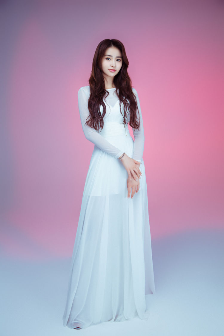 金子涵solo出道吧穿蓝色衬衫配短裤清爽甜美似韩剧女一号