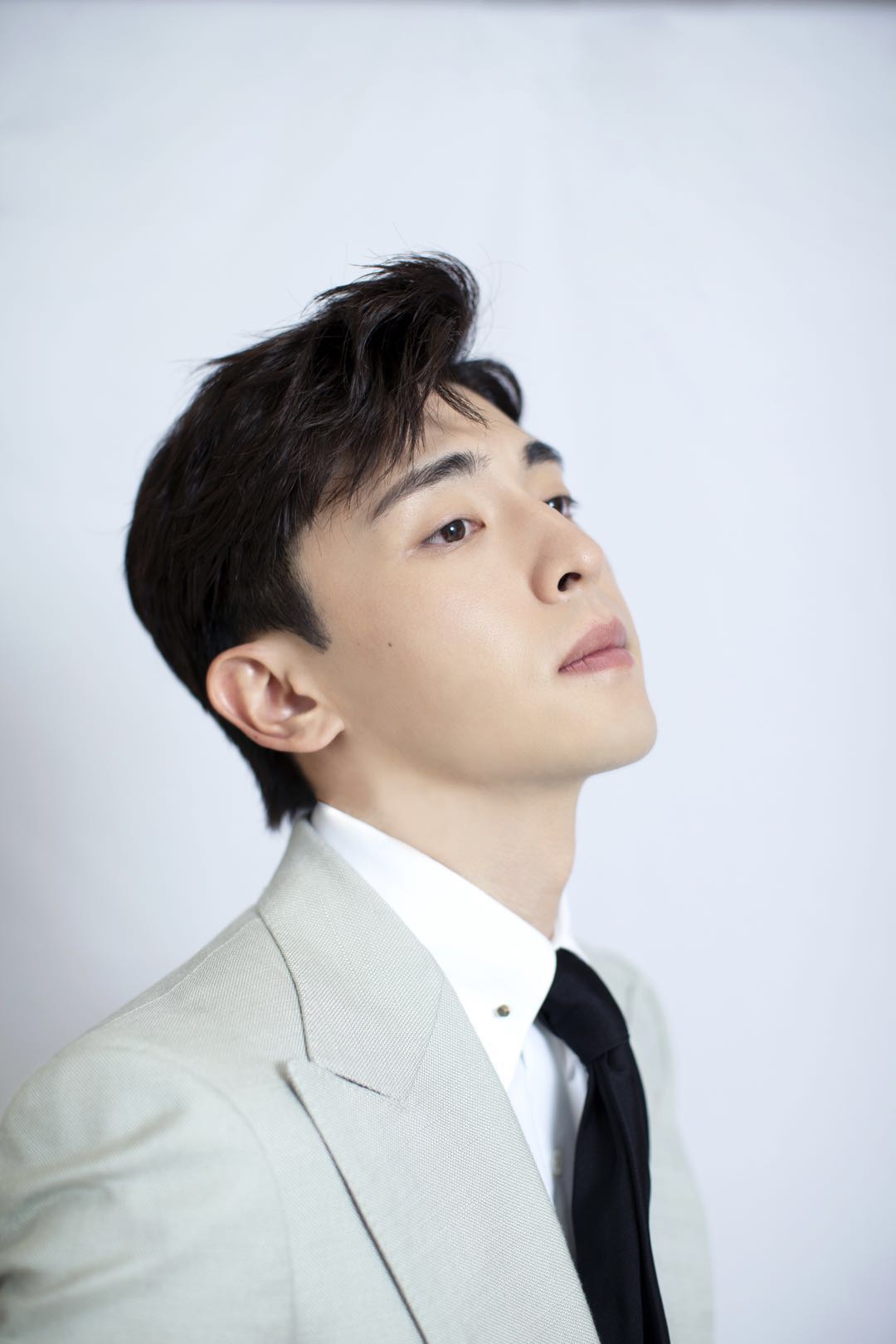 邓伦一身灰白西装穿出绅士范儿 网友:人家底子好