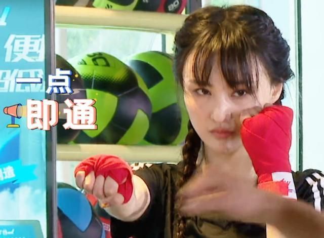 郑爽带闺蜜学拳击,看两个女生出拳时的表现,一般人惹不起