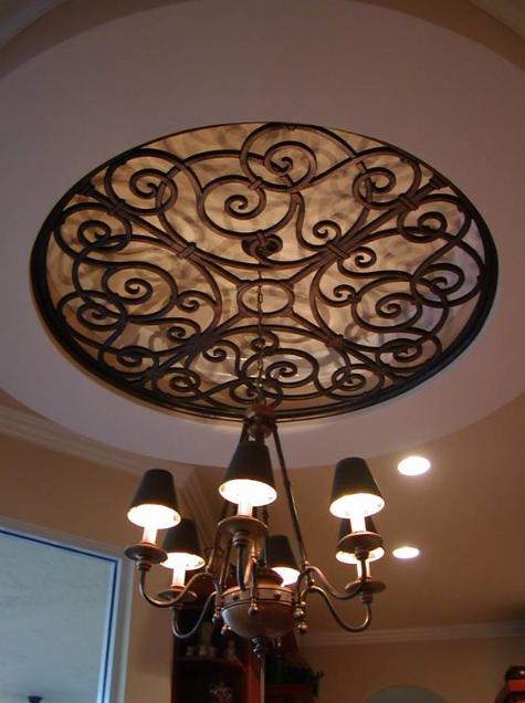 不用石膏板吊顶换成一层镂空铁艺的造型很特别让人眼前一亮