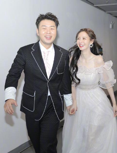 杜海涛为女友庆生,谁注意沈梦辰练舞留下淤青,放大一看太心疼休闲区蓝鸢梦想 - Www.slyday.coM 杜海涛为女友庆生,谁注意沈梦辰练舞留下淤青,放大一看太心疼休闲区蓝鸢梦想 - Www.slyday.coM