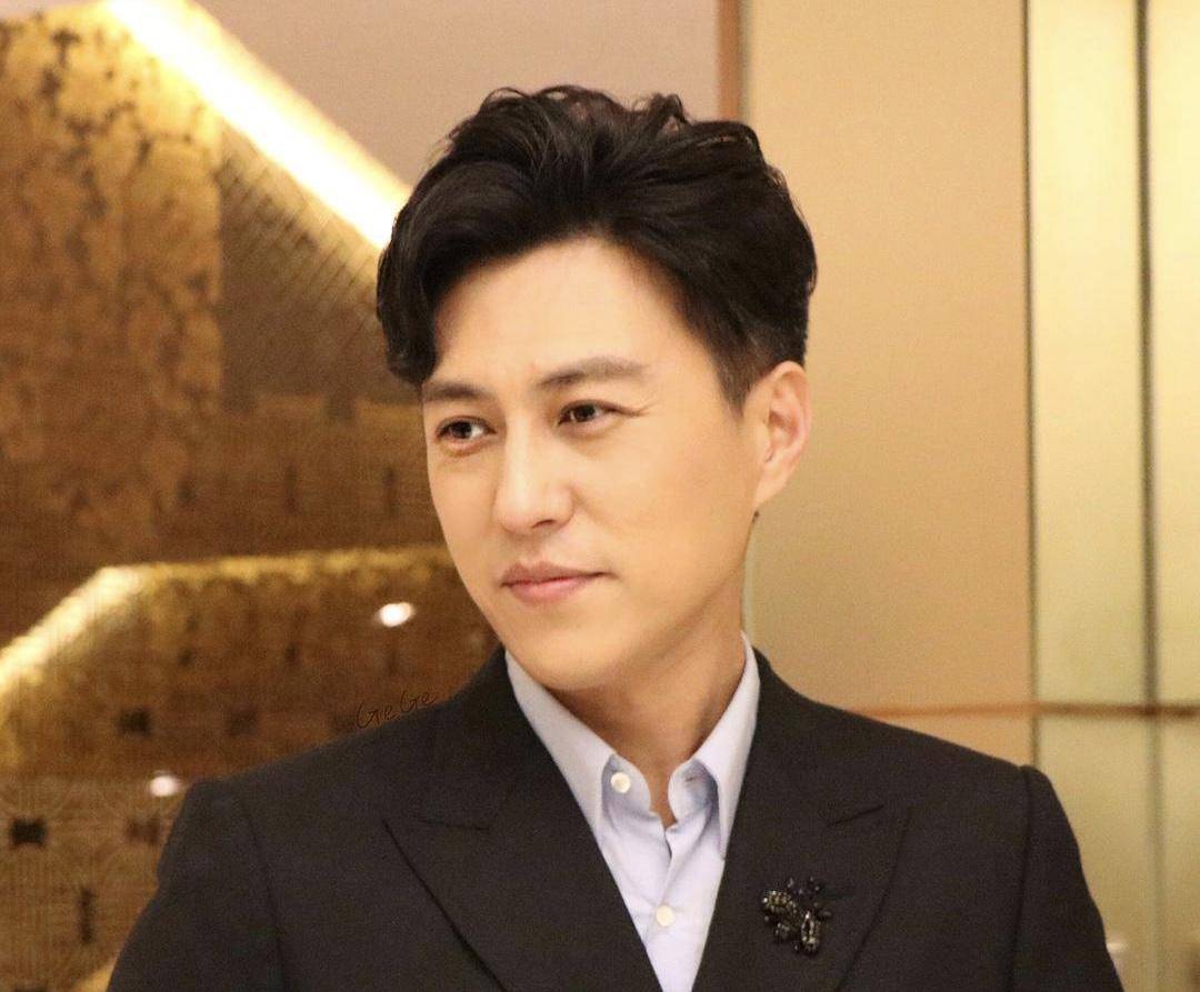 同样是"霸总"专业户,王耀庆越来越圈粉,靳东却被指角色单一