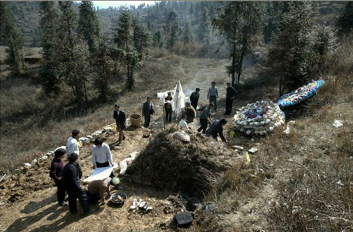 俗语"雨淋新坟出贵人,雨打棺材各半边",啥意思?有道理吗?