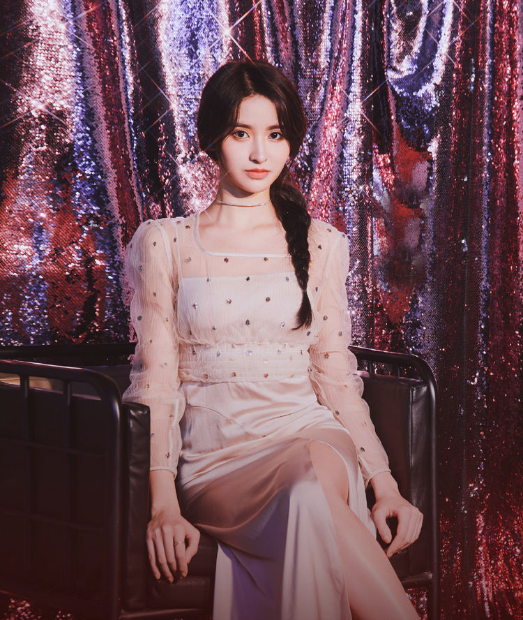 金子涵solo出道吧穿蓝色衬衫配短裤清爽甜美似韩剧女一号