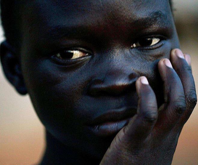 游客到非洲旅游为什么会被小孩丢石头导游被惯坏了