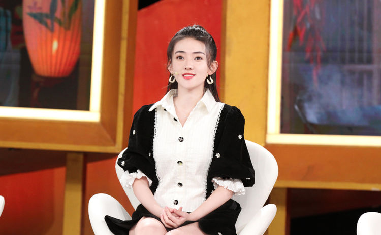 内地版命中注定我爱你她演陈嘉欣穿碎花裙扎小辫超甜美