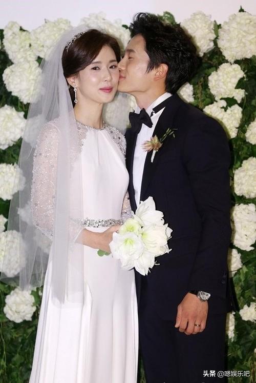 韩女星婚礼前身着婚纱亮相,李宝英优雅,柳真甜蜜
