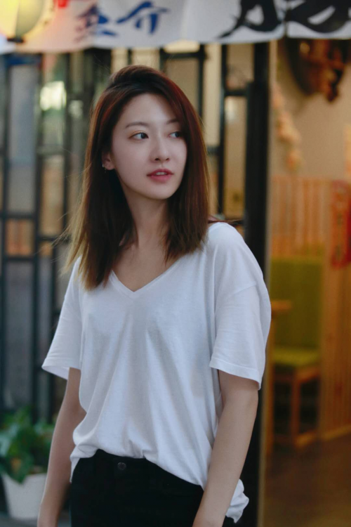 《你成功引起我的注意了》热播 余玥白t私服照素颜简单清丽