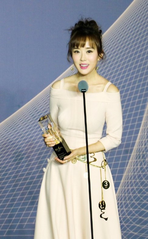 颜丹晨一点不服老!身穿裸色一字肩连衣裙温柔优雅,42岁美成22岁