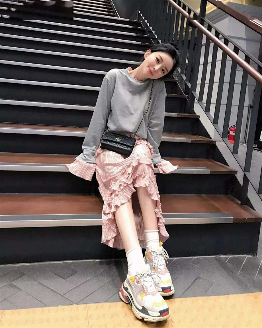 正确穿搭1:小个子女生注意了,搭配老爹鞋,会让你将自身的缺点完全暴露