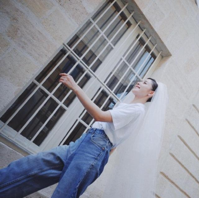 张天爱"作了",穿白t恤配牛仔裤再披白色头纱,是拍婚纱照吗?