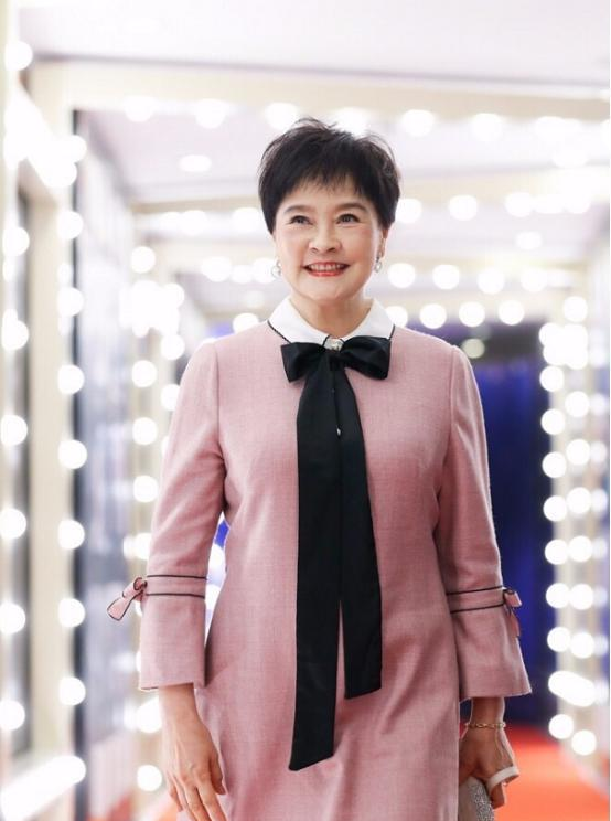 冯远征的妻子气质真好,虽然已经是奶奶辈,但穿衣风格仍稚嫩