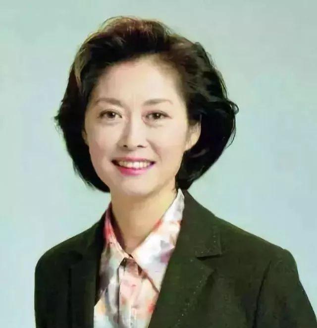 央视主持人敬一丹女儿,名校毕业嫁给苏格兰帅哥,职业令人敬佩