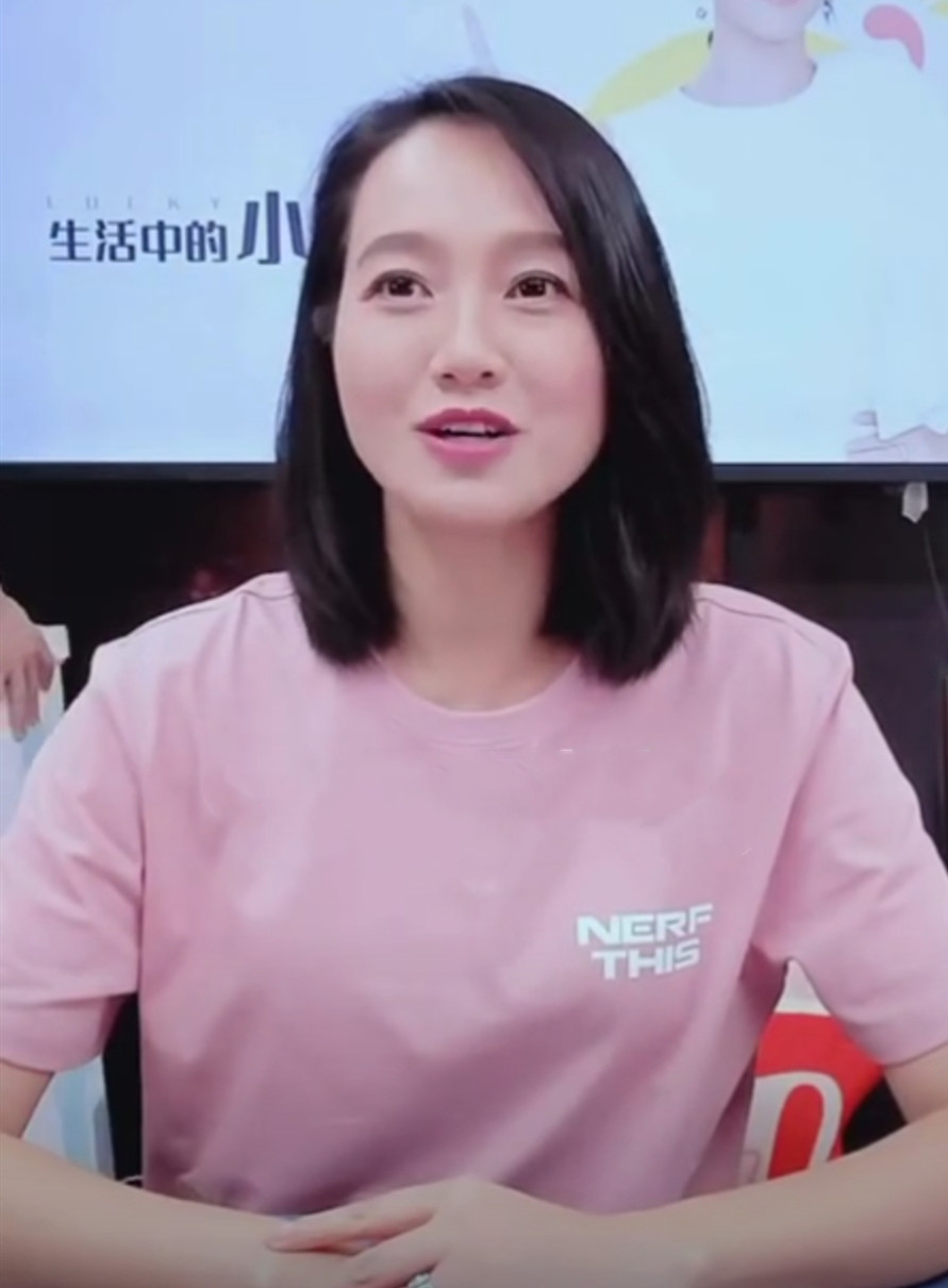 朱丹官宣怀二胎喜讯!直播晒孕肚小腹微凸,自曝前期孕反严重住院