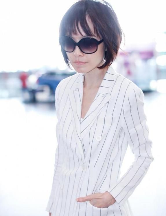 就像是霸道女总裁一般,非常有气质,鲁豫选择的这一套西装主