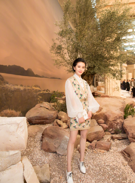 气质女神刘诗诗穿搭出众,手提包包成为亮点,按季节搭配的?