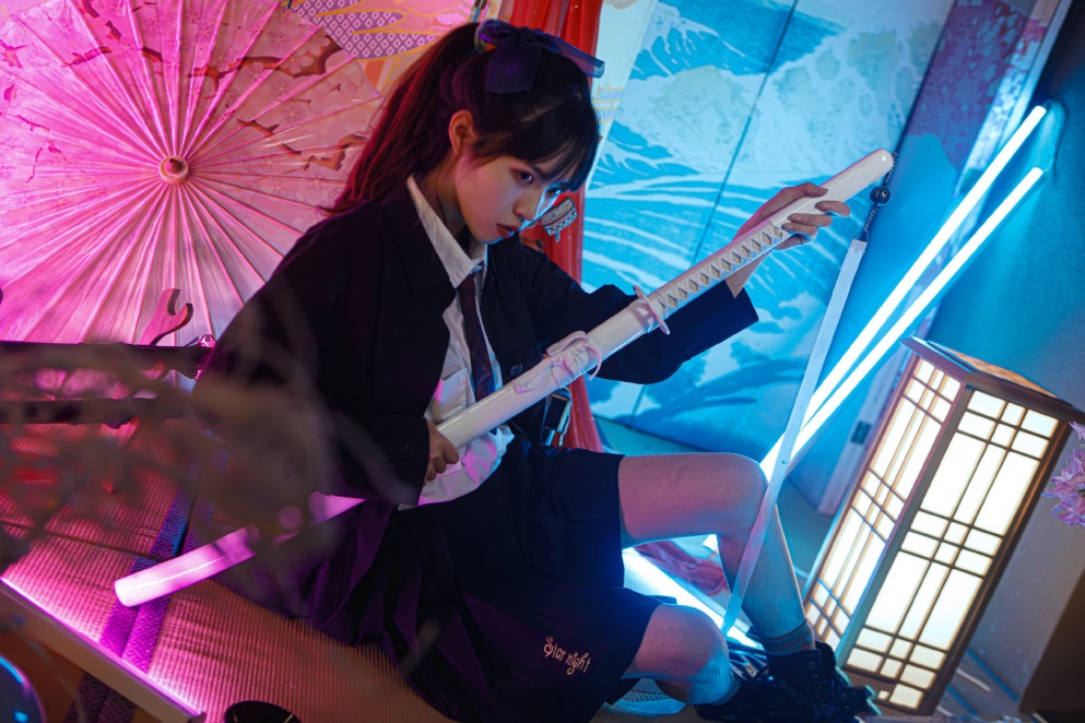 拍摄的地方是一个日系和风的背景,粉色和蓝色的霓虹灯光给阿柒添上了