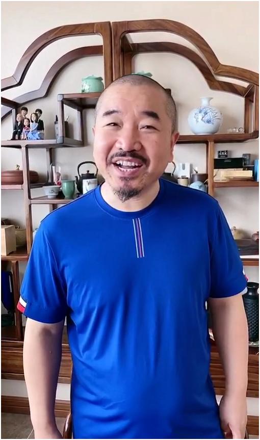 赵本山51岁弟子刘能晒近况,屋内古董名酒随处见,私下买百万豪车