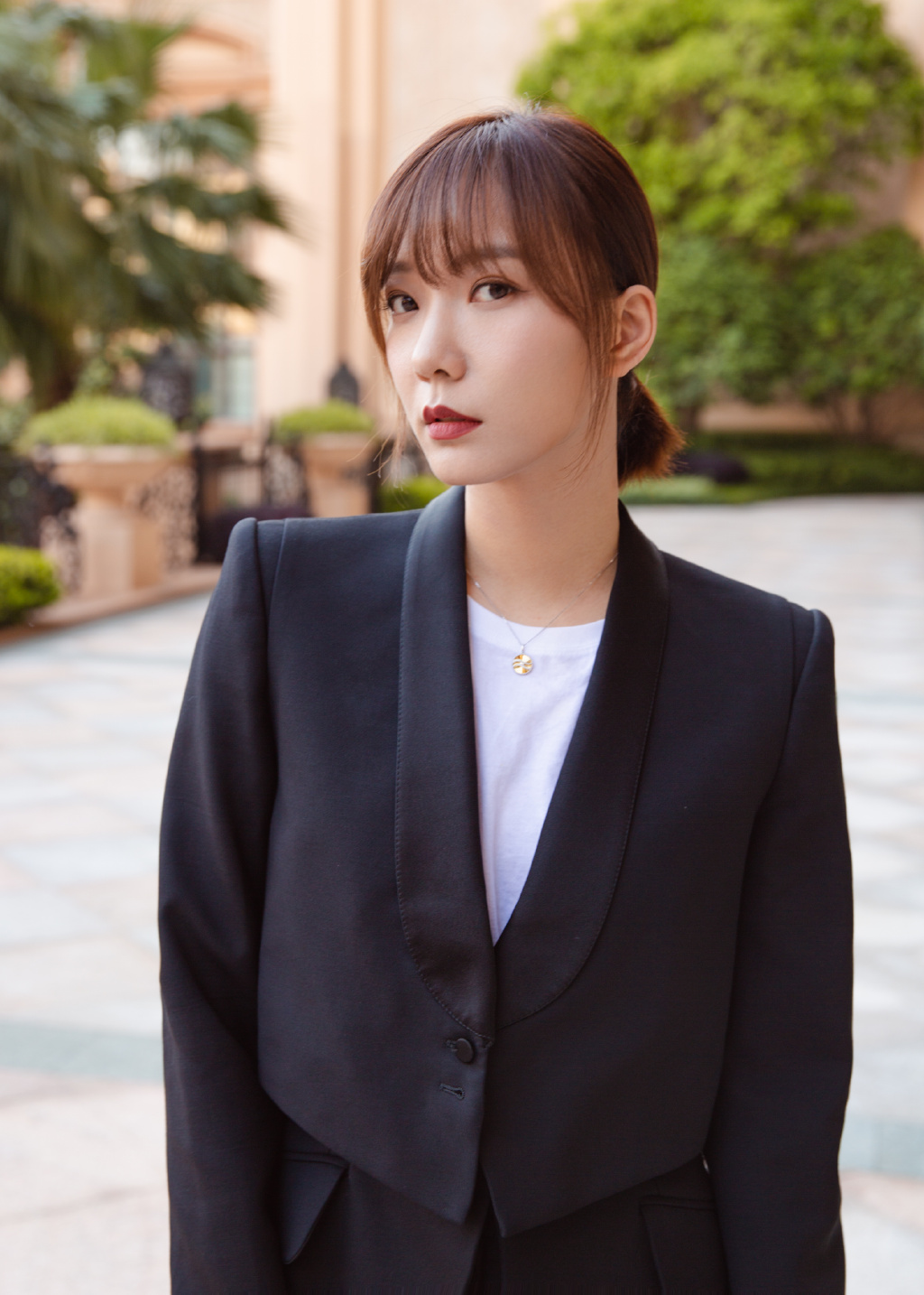 为王珞丹打call,一身拼接西装配暗红色口红,气场太强大了