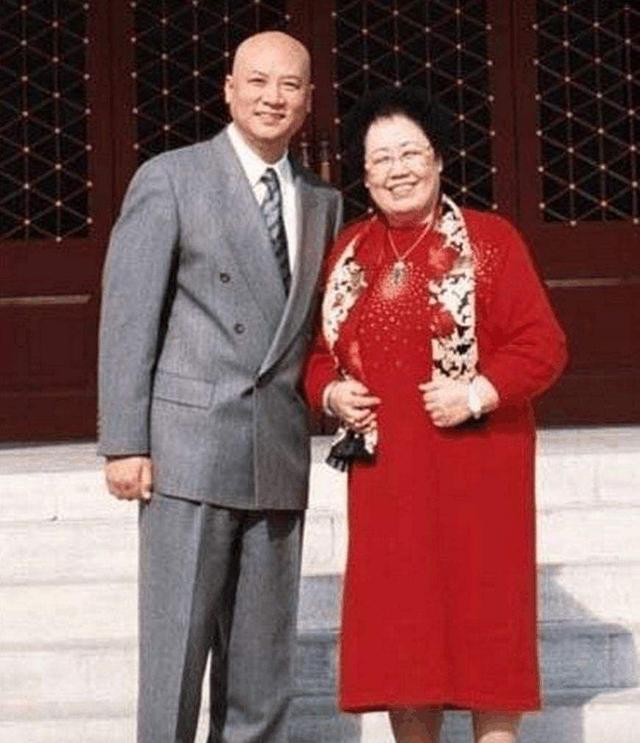 迟重瑞与陈丽华旧照在一个访谈节目中,陈丽华谈了一下对于这段婚姻