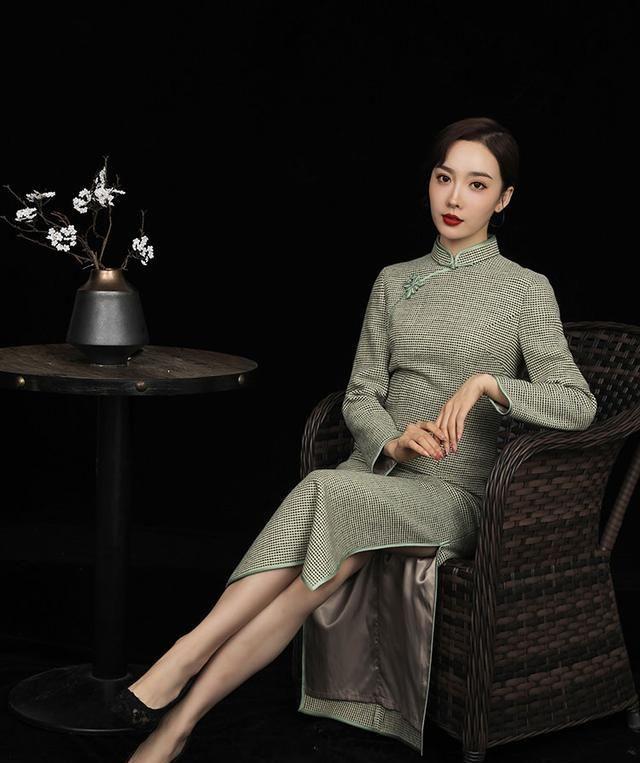 40岁妈妈别老穿裤子,冬天打底穿这件"旗袍",优雅温婉有气质