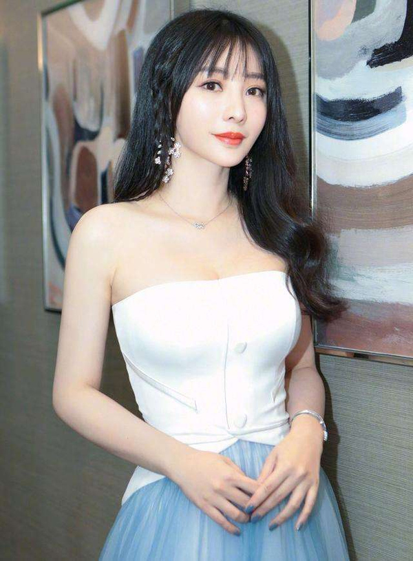 曾经的柳岩是无数2g网男人也熟识的女星,但后来努力转型,也终于在年近