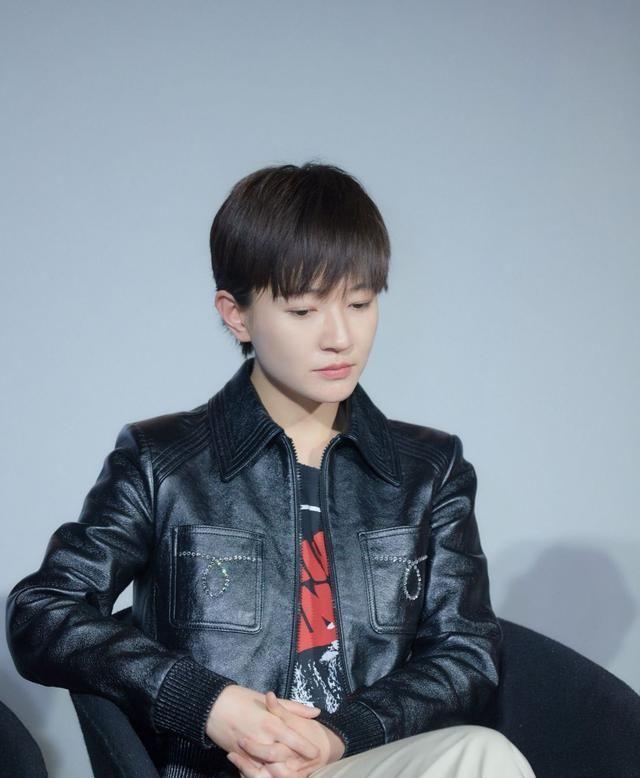 再加上马丁靴踝靴之类的,2020年春季时刻的帅气风格可以搞定了,焦俊艳