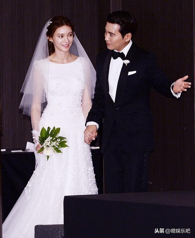 韩女星婚礼前身着婚纱亮相,李宝英优雅,柳真甜蜜