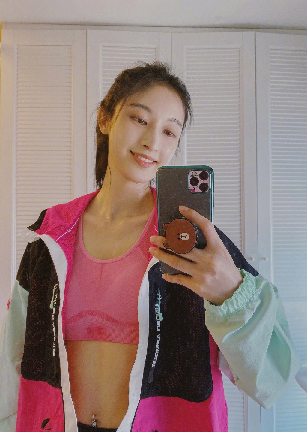 张俪这是模特身材,穿粉色运动内衣配短裤,细腰长腿太让人羡慕了