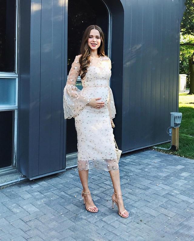 被这位外国辣妈的穿搭圈粉!时尚简约有气质,30岁穿出20岁的感觉