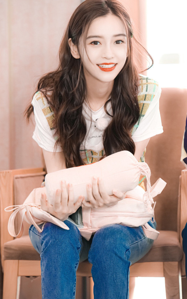 angelababy现身机场白t搭配粉裙少女日系浪漫无比