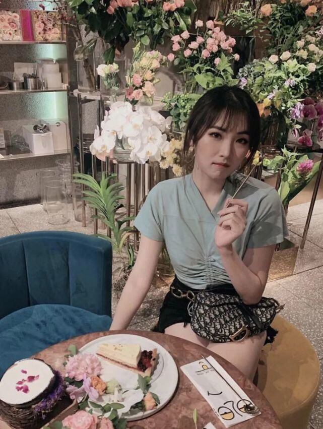 才华气质并存的名媛就是不一般,穿优雅花朵礼服裙绚丽又端庄6月17日