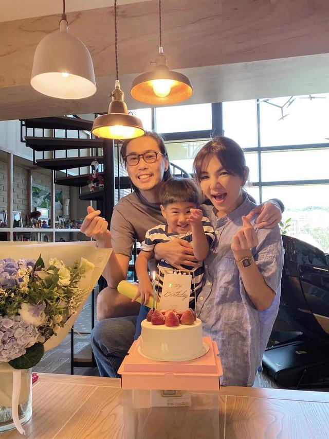 ella庆39岁老公送「老花眼镜」劲宝献3吻超甜|劲宝|老花|赖斯翔_新浪