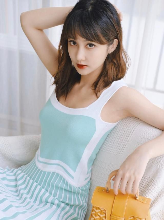 是最美警花没错了,林籽私服造型大合集,25岁展现百变