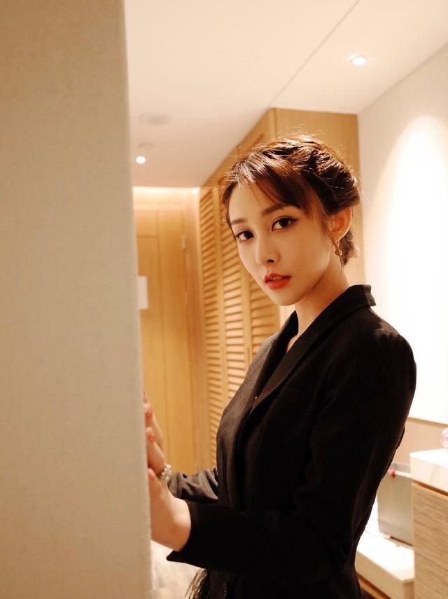 是最美警花没错了,林籽私服造型大合集,25岁展现百变的自己