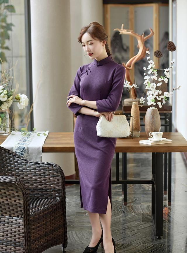 40岁妈妈别老穿裤子,冬天打底穿这件"旗袍",优雅温婉有气质