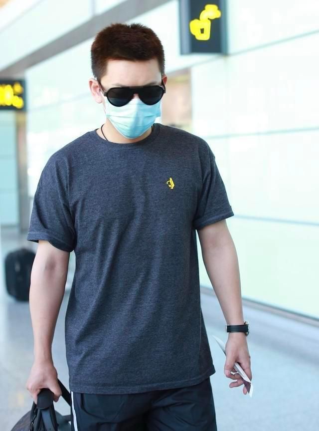 陈翔寸头造型真不错,配暗色衣款沉稳有范儿