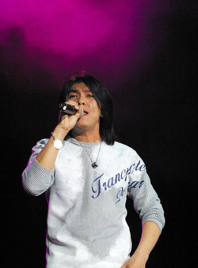 阿杜有些措手不及,虽然从小喜欢唱歌,但对于成为歌手还能出专辑这种事