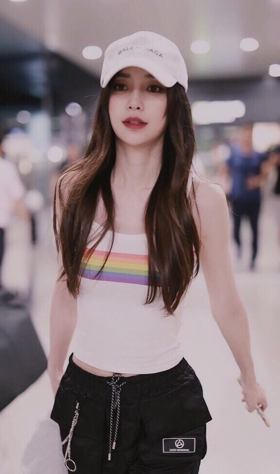angelababy现身机场白t搭配粉裙少女日系浪漫无比