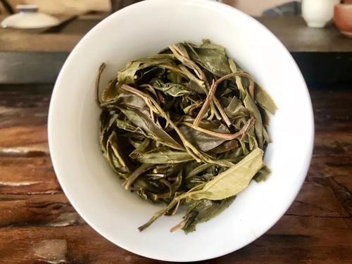 剩茶叶渣可以当成养花肥,促进开花