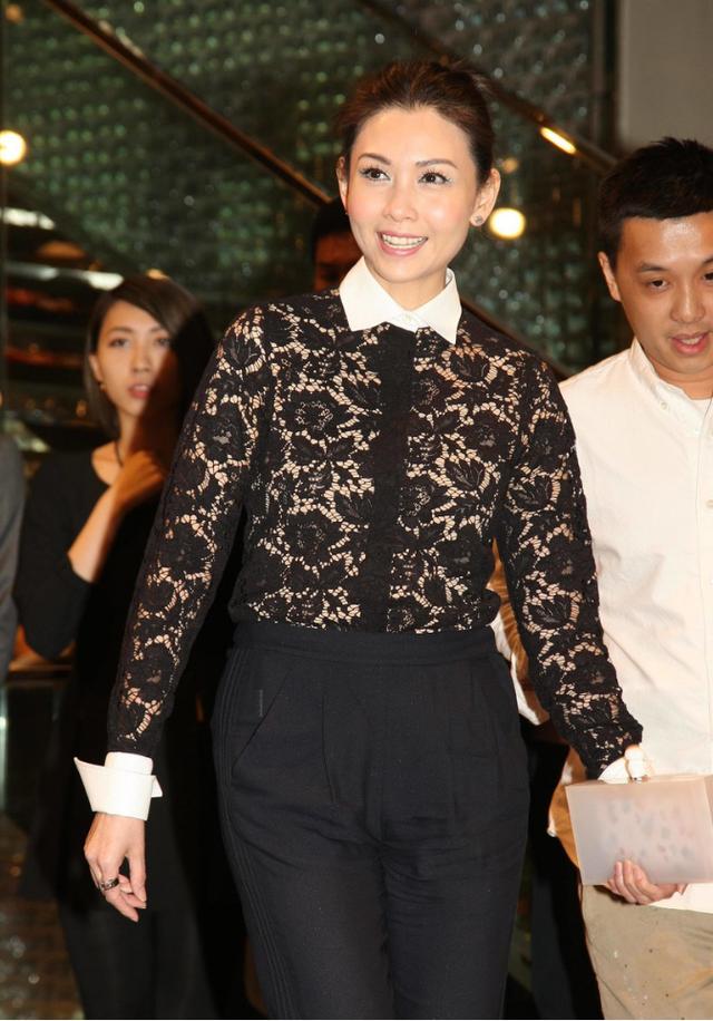 邱淑贞的"天然脸"也老了,虽然看着挺显龄,但气质却仍然高级