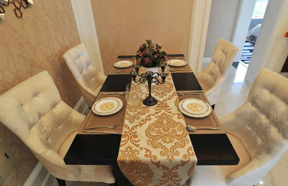 家里一旦摆上此几种餐桌,你就离夫妻不睦,财运流失不远了!