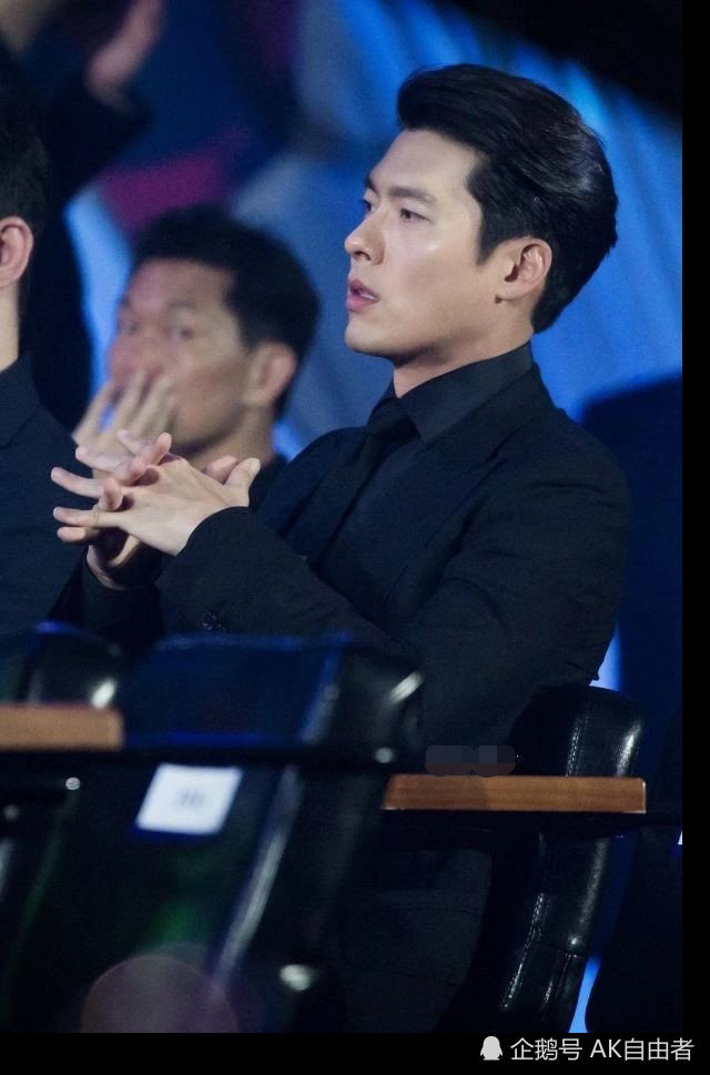 玄彬侧颜杀帅照玄彬高挺鼻梁微翘睫毛穿白t是清爽男友