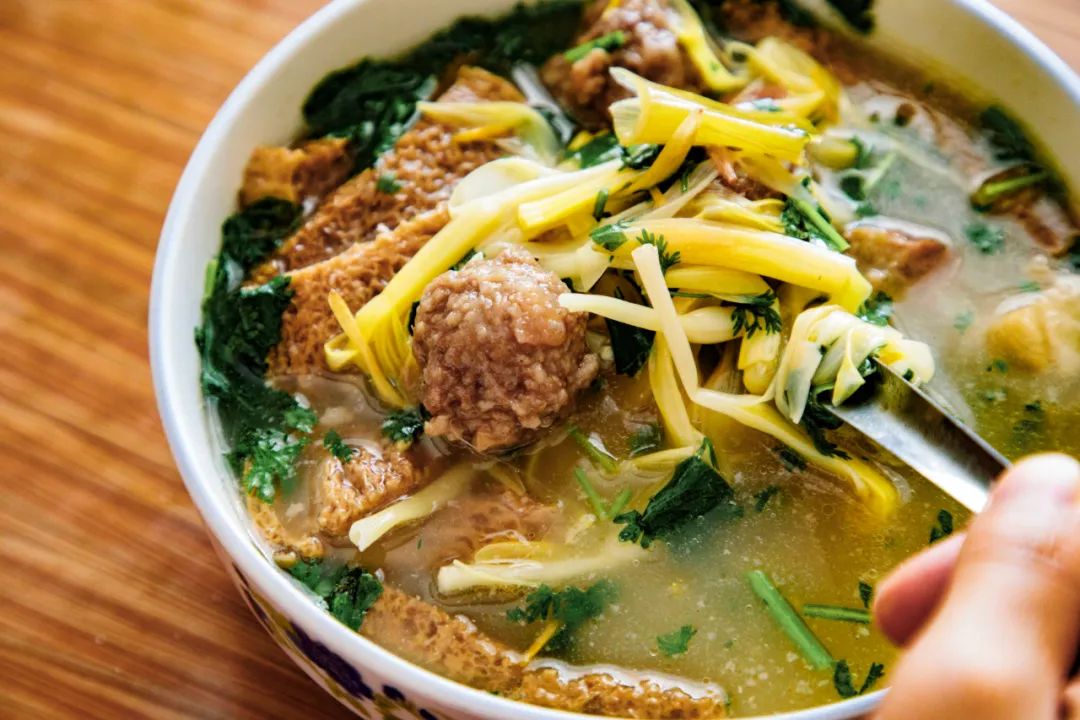 做四味菜的店家很多,各有风格.