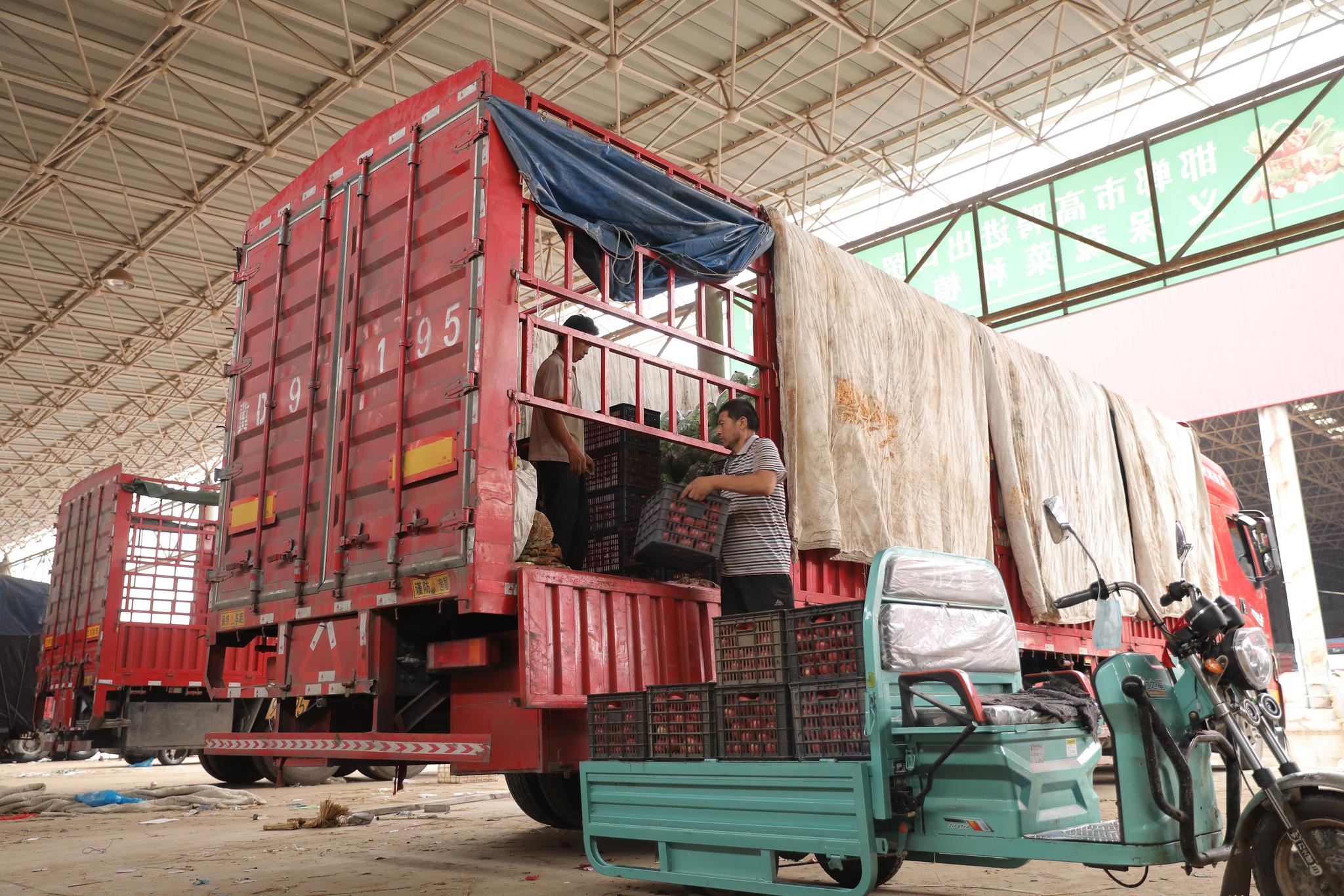 正文   16日晚上8点多,一辆满载18吨圆白菜,土豆,西红柿等蔬菜的货车