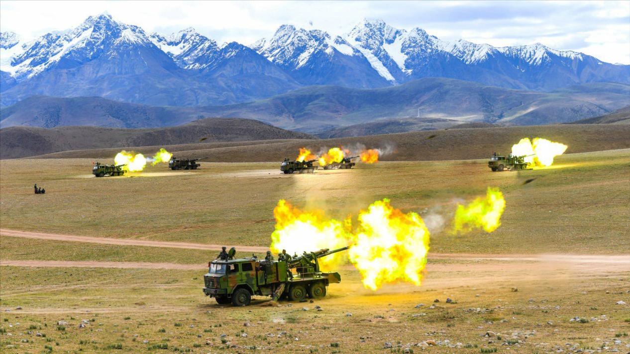 解放军高原实弹演习:一声令下撕碎火力封锁,利剑直插"敌"心脏