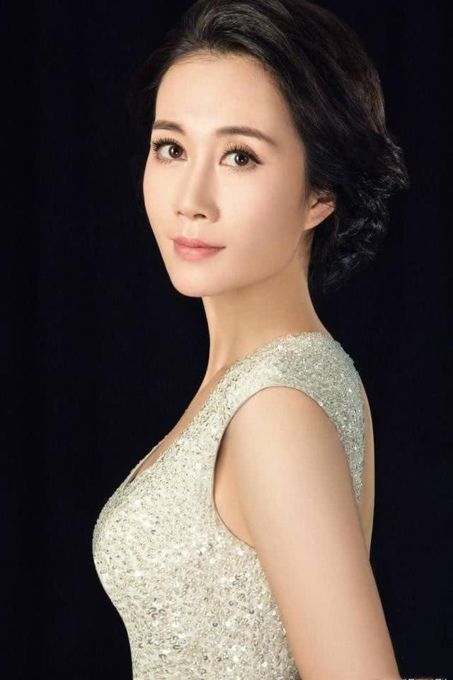 她曾被称"烂片女王",出道多年不温不火,今42岁过成这样