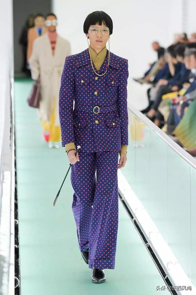 开满鲜花的季节印花元素既能张扬女性美又能展现服装的雅致