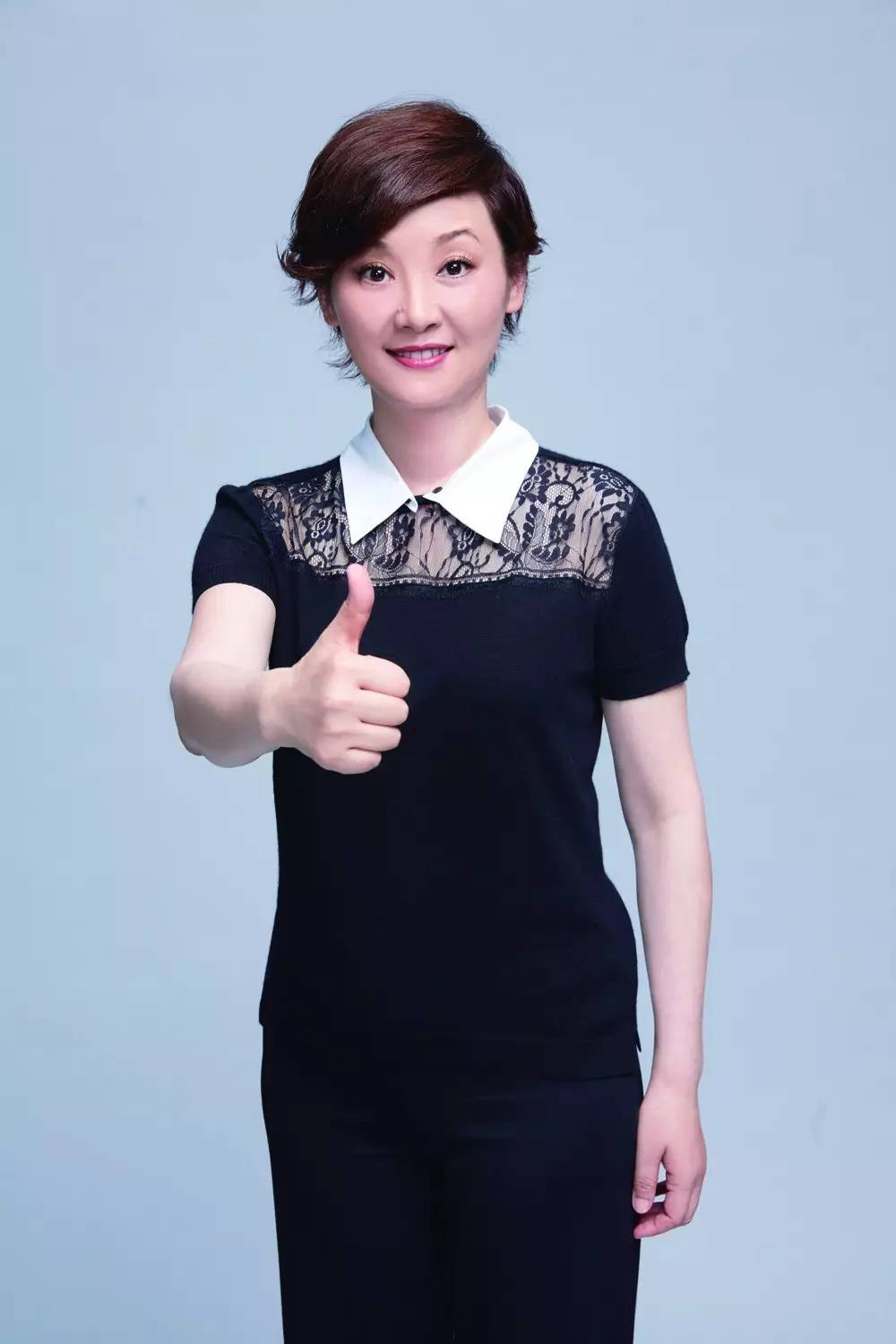 53岁徐帆越老越有韵味!身穿一袭红色连衣裙张扬霸气,气场全开